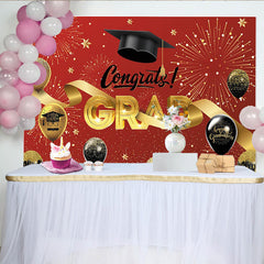 Lofaris Toile de fond de remise des diplômes rouge et or avec ballons et chapeau, élégant arrière-plan de fête pour célébration et studio photo