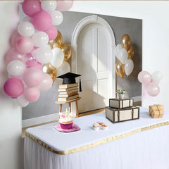 Lofaris Toile de fond remise des diplômes avec chapeau et ballons or, magnifique arrière-plan de célébration avec porte arche blanche