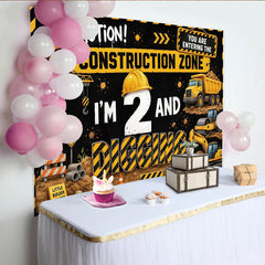 Lofaris Toile de fond 2ème anniversaire thème chantier avec camions et casque, décor de fête pour petit constructeur et photo noir et jaune