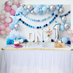 Lofaris Fond Cake Smash Bleu et Argent Signe ONE et Guirlande de Pompons