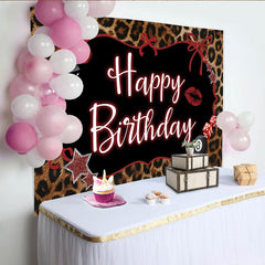 Lofaris Toile de fond joyeux anniversaire léopard et glamour, avec cerises, dés et étoiles scintillantes pour une fête mémorable.