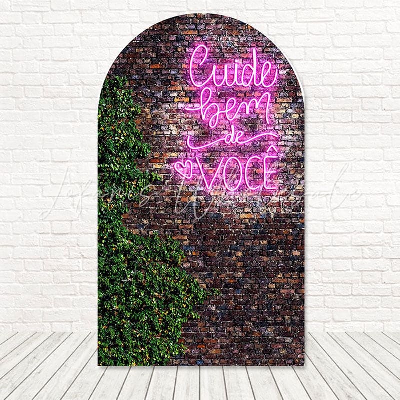 Toile de fond pour arche mur briques verdure néon instagrammable pour événements