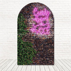 Toile de fond pour arche mur briques verdure néon instagrammable pour événements