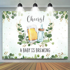 Un bébé prépare un biberon et une toile de fond de douche de bébé à la bière