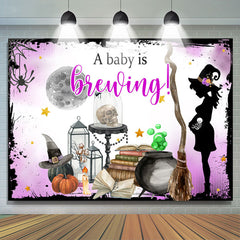 Un bébé brasse un fond de thème d'Halloween violet clair
