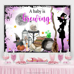 Un bébé brasse un fond de thème d'Halloween violet clair