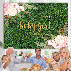 Une fille douce est sur le chemin Floral douche de bébé toile de fond