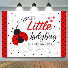 Une douce petite coccinelle tourne une toile de fond d'anniversaire