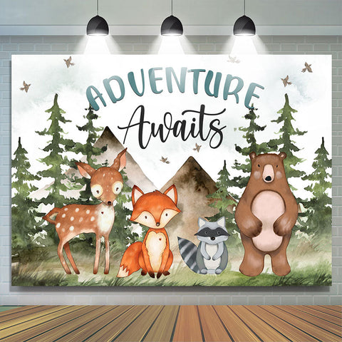 L'aventure attend les animaux et la toile de fond de la forêt pour les enfants