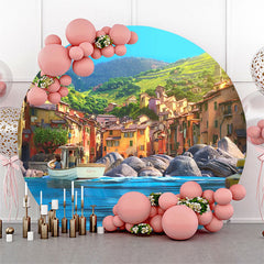 Blue Sea Peaceful Town Mountain Rond Toile de fond Luca