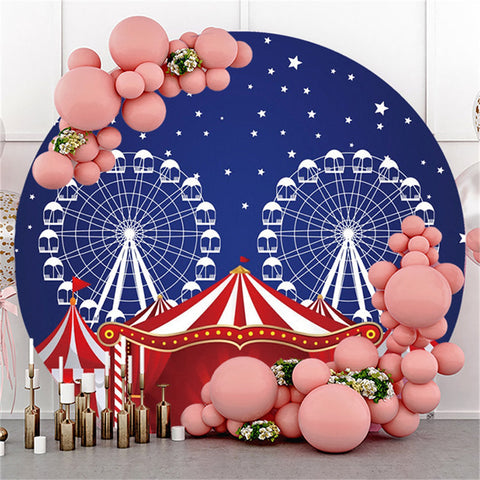 Ciel bleu et cirque rouge rond toile de fond joyeux anniversaire