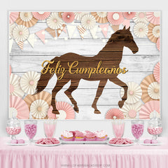 Cheval en bois brun avec toile de fond de fête d'anniversaire en bois gris