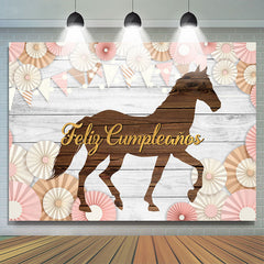 Cheval en bois brun avec toile de fond de fête d'anniversaire en bois gris