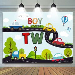 Voiture de dessin animé dans la toile de fond du 2e anniversaire de l'autoroute pour garçon