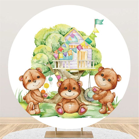 Ours en peluche circulaires et toile de fond de fête de naissance dans une cabane dans les arbres