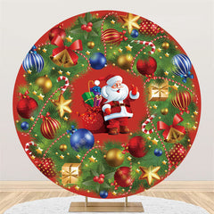 Boules de noël colorées autour de la toile de fond du jour de noël rouge
