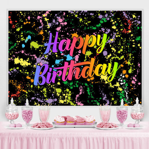 Graffiti coloré basé sur une toile de fond noire Happy Birthday