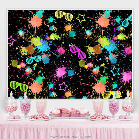 Toile de fond d'anniversaire de motif de lunettes de graffiti coloré
