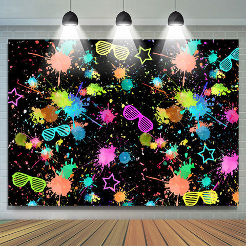Toile de fond d'anniversaire de motif de lunettes de graffiti coloré