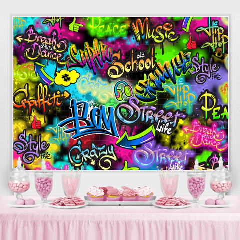 Lettre colorée et toile de fond de mur de graffiti pour la fête