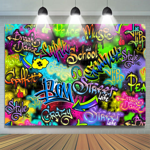 Lettre colorée et toile de fond de mur de graffiti pour la fête