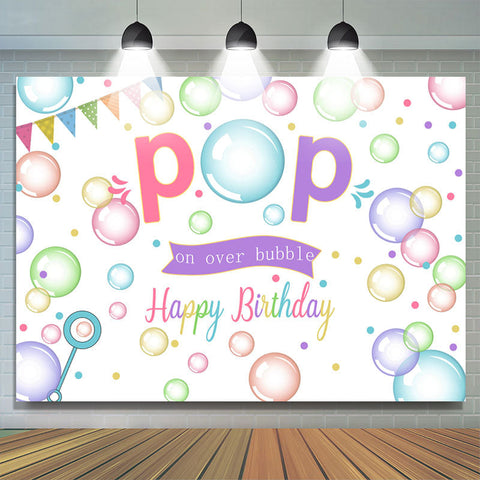 Pop coloré sur fond de bulle joyeux anniversaire