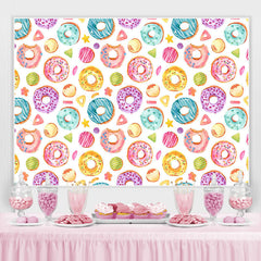 Toile de fond joyeux anniversaire sur le thème des beignets sucrés colorés
