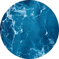 Toile de fond ronde sur le thème de l'été de l'eau bleu foncé pour la fête