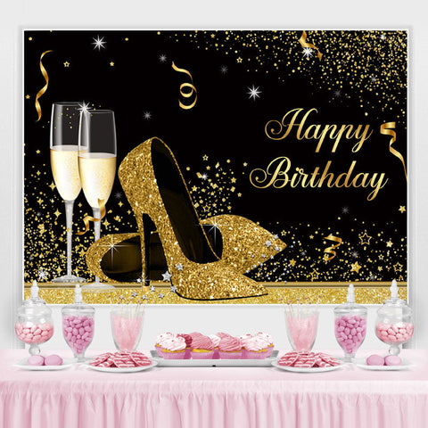 Talons hauts scintillants avec fond de gobelet joyeux anniversaire