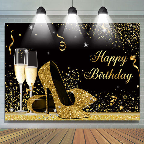 Talons hauts scintillants avec fond de gobelet joyeux anniversaire