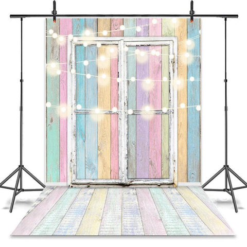 Lumières scintillantes avec toile de fond de fête de porte en bois colorée