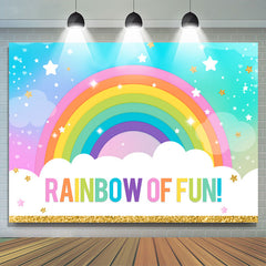 Arc-en-ciel scintillant de plaisir avec toile de fond d'anniversaire d'étoiles