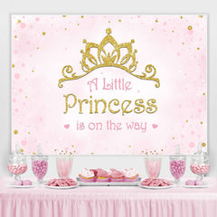 Couronne d'or et fête d'anniversaire de la petite princesse rose