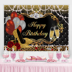 Toile de fond d'anniversaire de talons hauts et de ballons de paillettes d'or