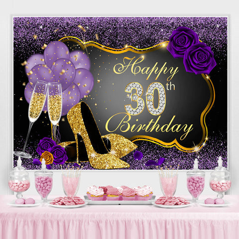 Talons hauts dorés Roses violettes Toile de fond 30e anniversaire