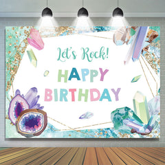 Toile de fond d'anniversaire en cristal vert et scintillant au-dessus de la mer