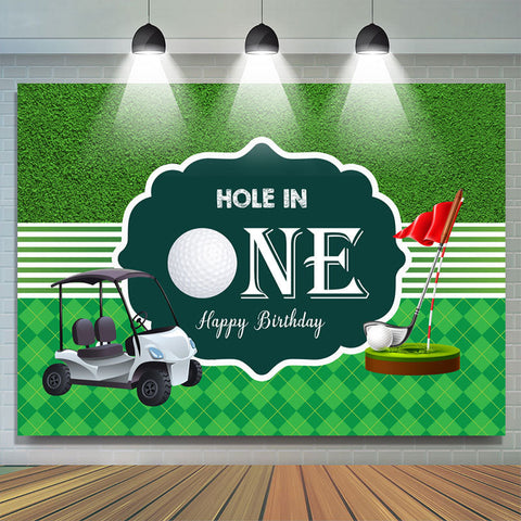 Trou de golf vert dans une toile de fond joyeux anniversaire