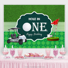 Trou de golf vert dans une toile de fond joyeux anniversaire