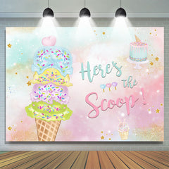 Voici la toile de fond d'anniversaire de gâteau de boules de crème glacée Scoop