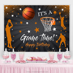 C'est une toile de fond de joyeux anniversaire de basket-ball de temps de jeu