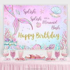 C'est une toile de fond de joyeux anniversaire sur le thème de la mer de sirène