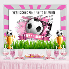 Coup de pied amusant pour célébrer l'anniversaire du football