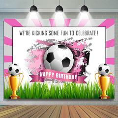 Coup de pied amusant pour célébrer l'anniversaire du football