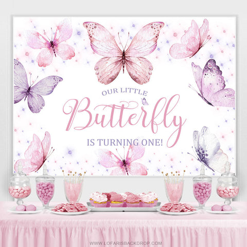 Le petit papillon tourne une toile de fond d'anniversaire