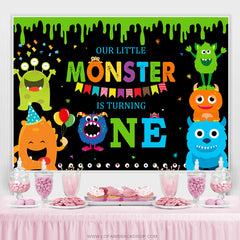 Le petit monstre tourne une toile de fond d'anniversaire