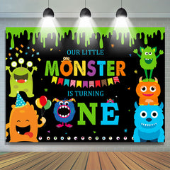 Le petit monstre tourne une toile de fond d'anniversaire