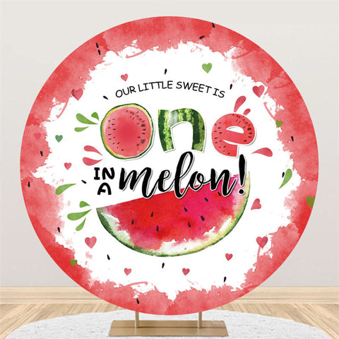 Little Sweet est un dans un fond d'anniversaire rond de melon