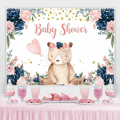 Petit ours en peluche avec toile de fond florale pour baby shower