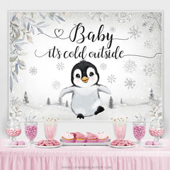 Beau pigeon marchant sur la toile de fond de douche de bébé de neige