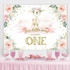 Un cerf de litière tourne la toile de fond florale rose pour le premier anniversaire